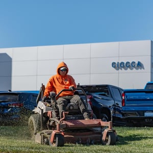 commercial landscape maintenance, lawn mowing, grass care